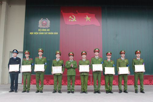 Biểu dương và trao thưởng cho sinh viên đạt giải “Sinh viên Ev888 Nạp rút siêu tốc khoa học” năm học 2015 - 2016